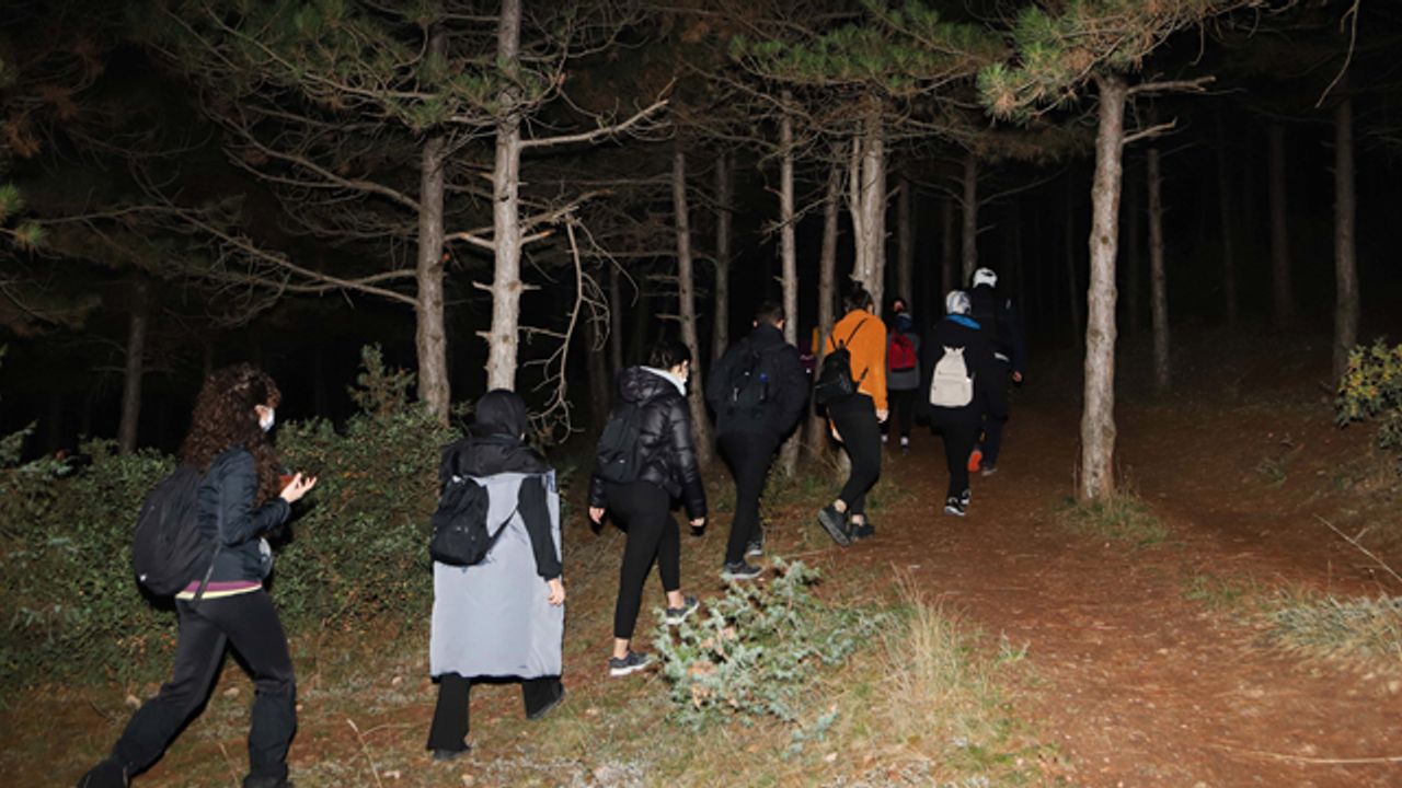 Gençlerden Kent Ormanı'nda doğa yürüyüşü 