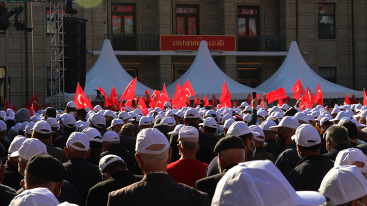 Erdoğan’ı görmek için binler alanı doldurdu