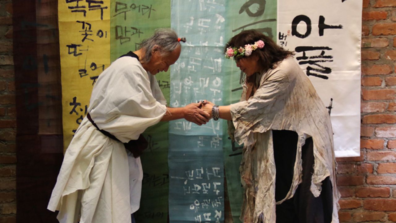 Güney Koreli sanatçılardan anlamlı gösteri