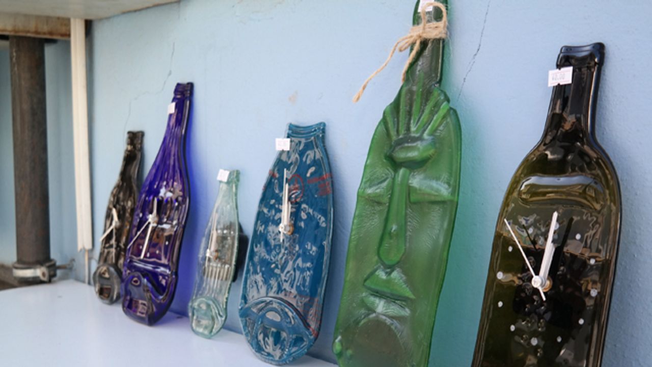 Atık cam şişeler bu atölyede sanata dönüşüyor