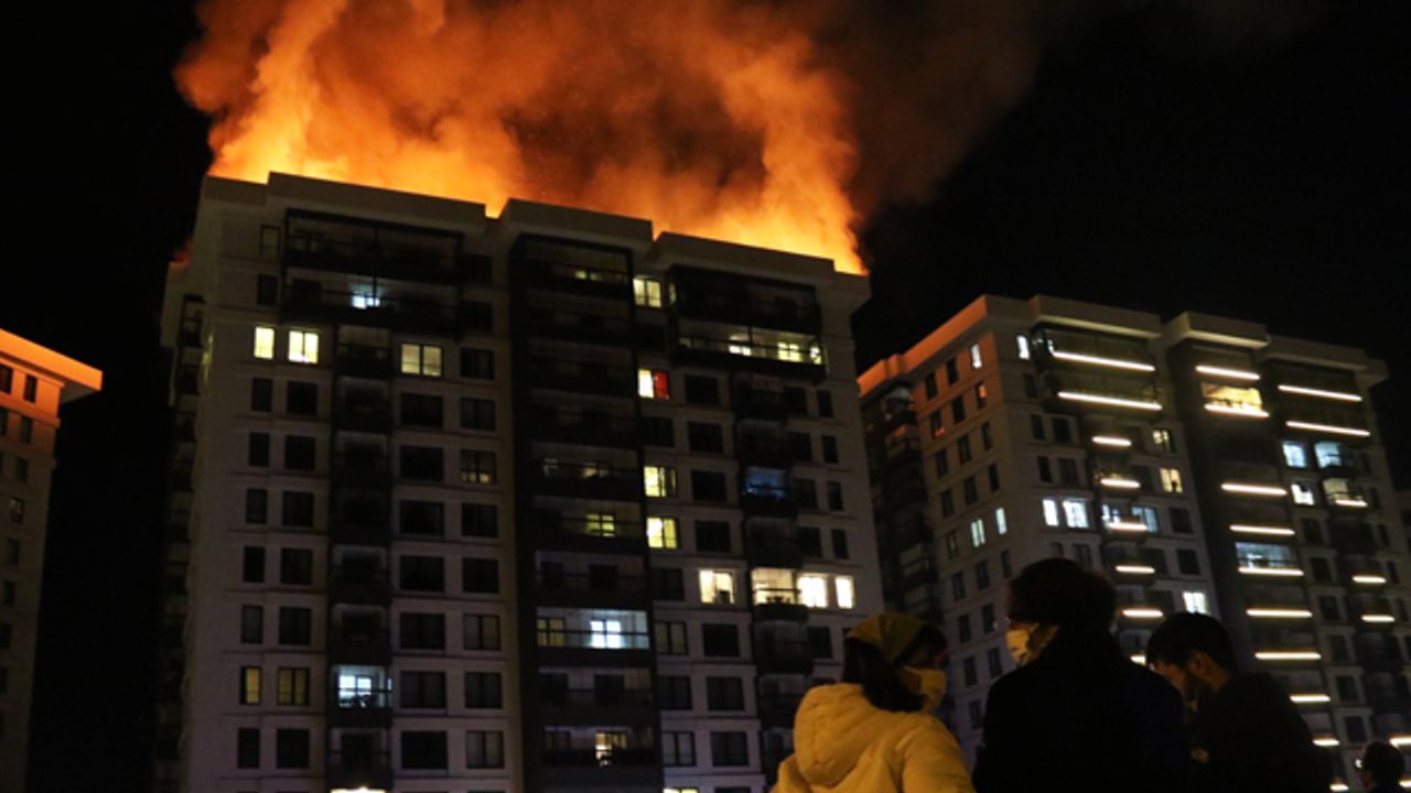 Eskişehir'de 66 dairelik apartmanın çatısı alevler içinde kaldı