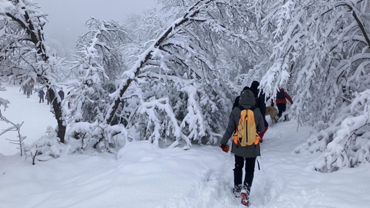 Doğa tutkunları karlı havada bin 450 metreye çıktı