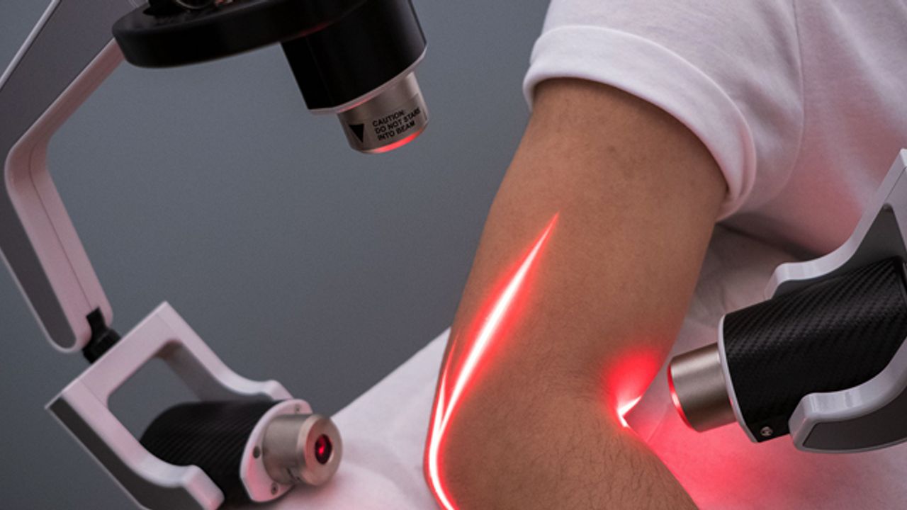Dirsek ağrılarına robotik lazer tedavisi öneriliyor
