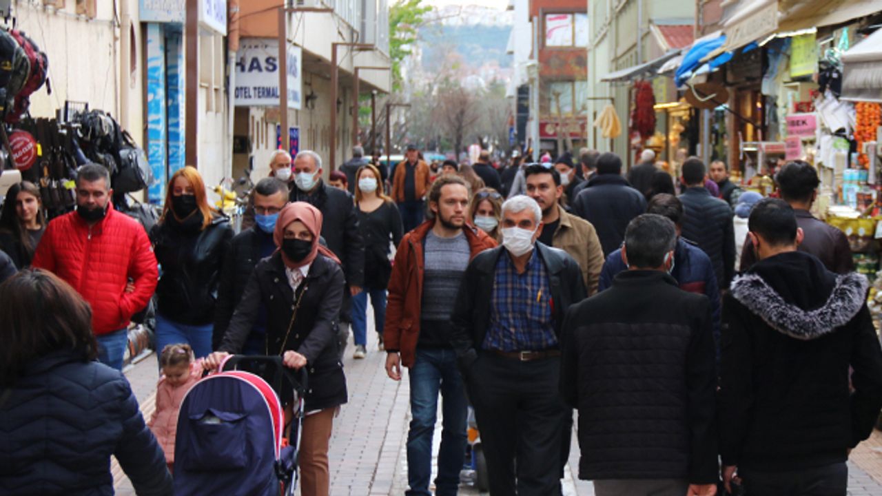 Vaka sayısında 7’nci sıraya yükselen Eskişehir’de kalabalık görüntüler dikkat çekiyor
