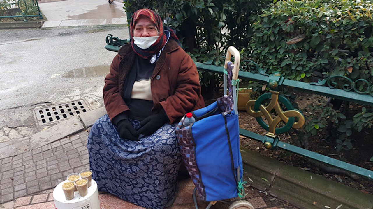 70 yaşındaki engelli kadın hem para kazanıyor hem kuşları besliyor