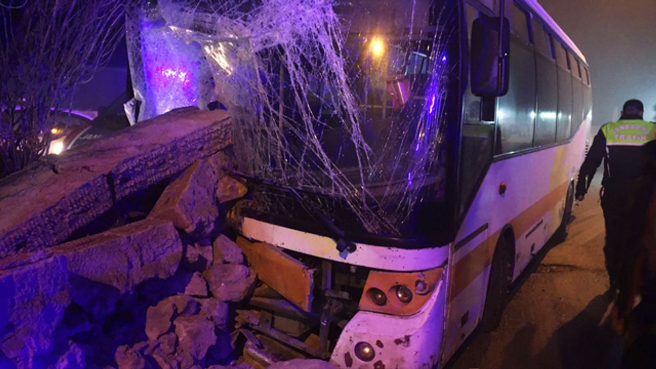 Belediyeye ait yolcu otobüsü istinat duvarına çarptı