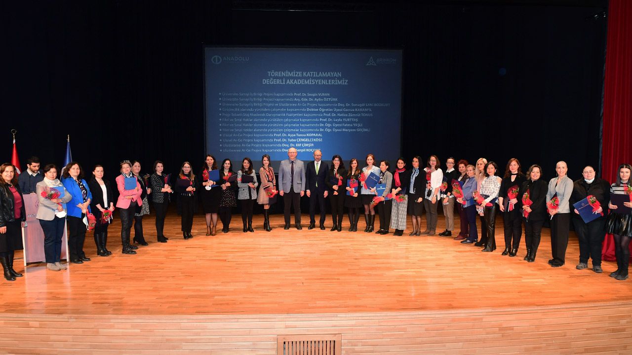 Anadolu Üniversitesi’nden 40 bilim kadınına ödül