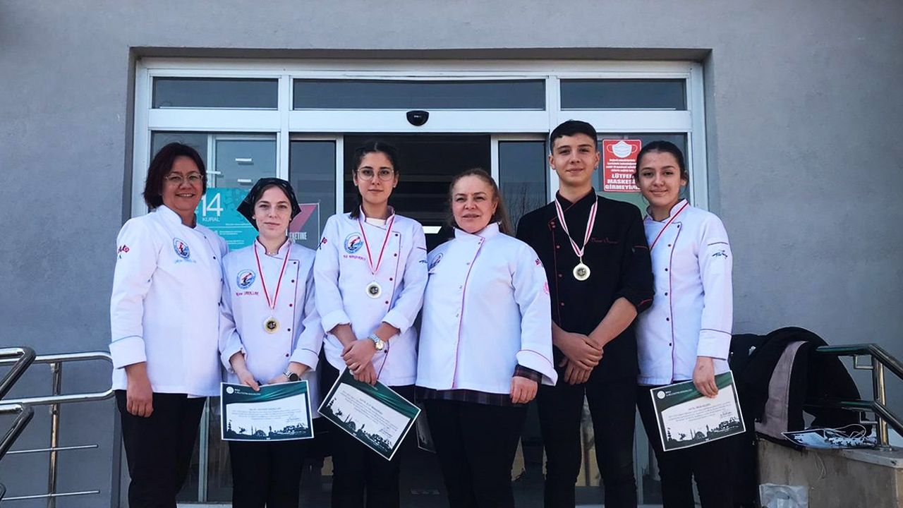 Genç aşçı adayları Eskişehir’e ikinci olarak döndü