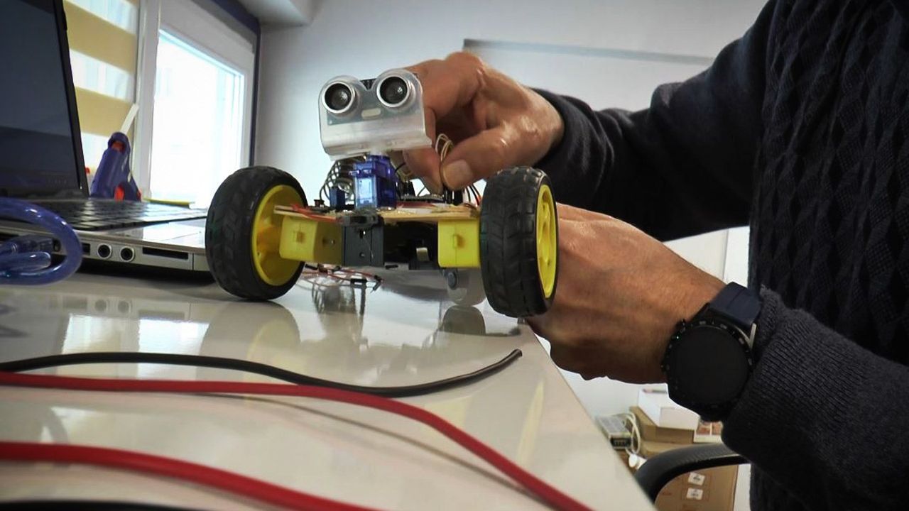 Çocuklara robotik kodlama eğitimi verip geleceğe hazırlıyor