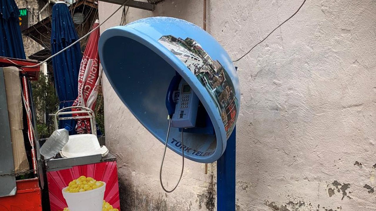 Tarih olan telefon kulübeleri hala sokaklarda yer alıyor