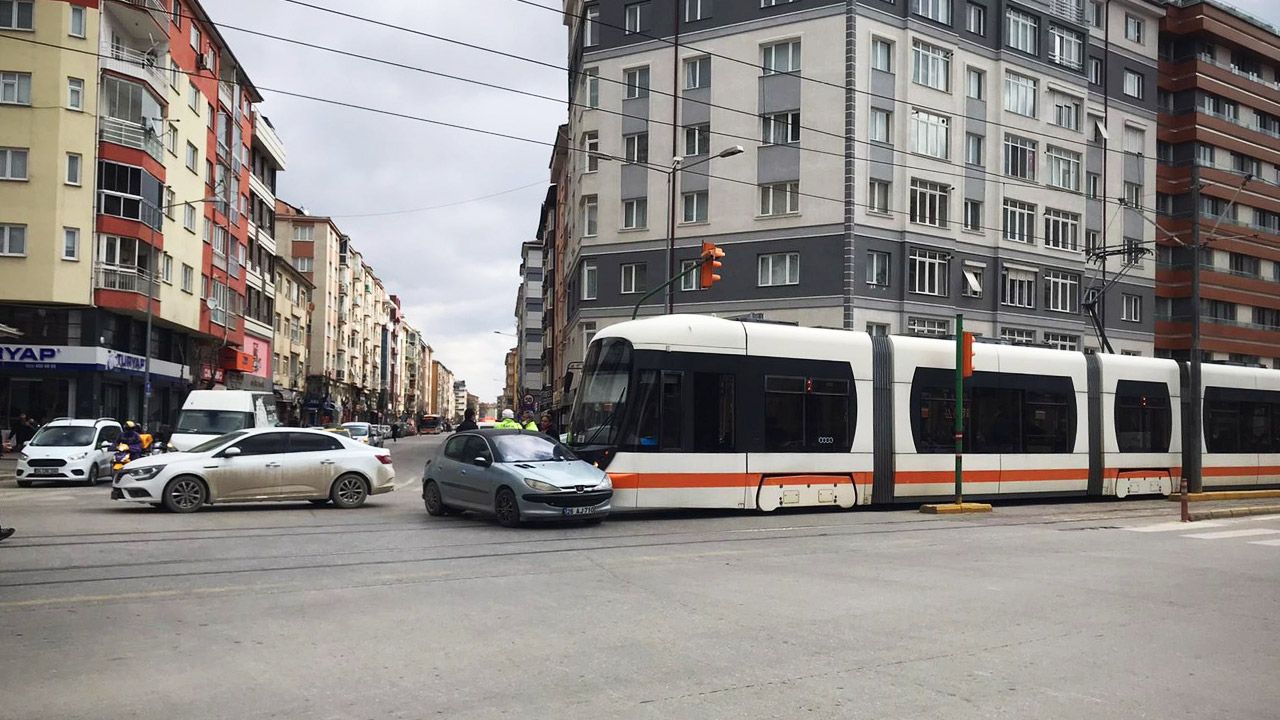 Eskişehir’de otomobil ve tramvay çarpıştı