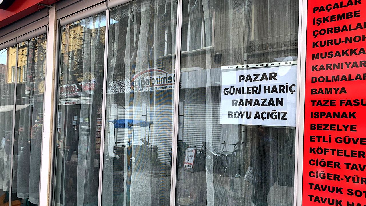 Perdeyle lokantanın camlarını kapatarak Ramazan önlemi aldılar