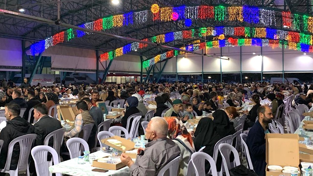 İnönü'de 3 bin vatandaş iftar programında buluştu