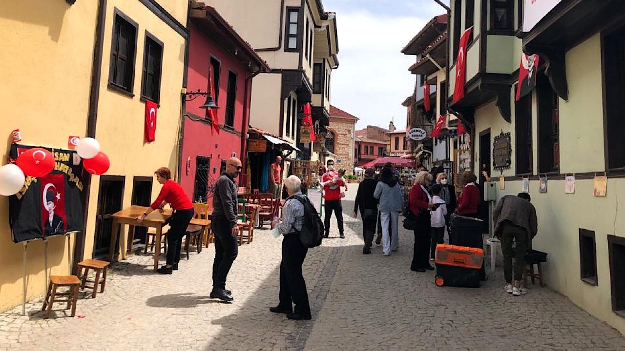 Tarihi Odunpazarı evleri Türk bayraklarla donatıldı