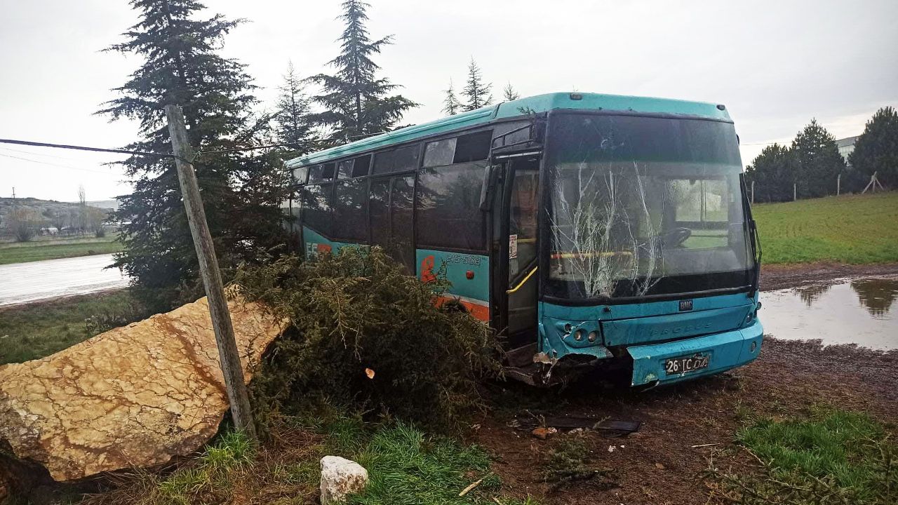Kontrolden çıkan halk otobüsü ağaçlara çarptı: 3’ü çocuk 4 yaralı