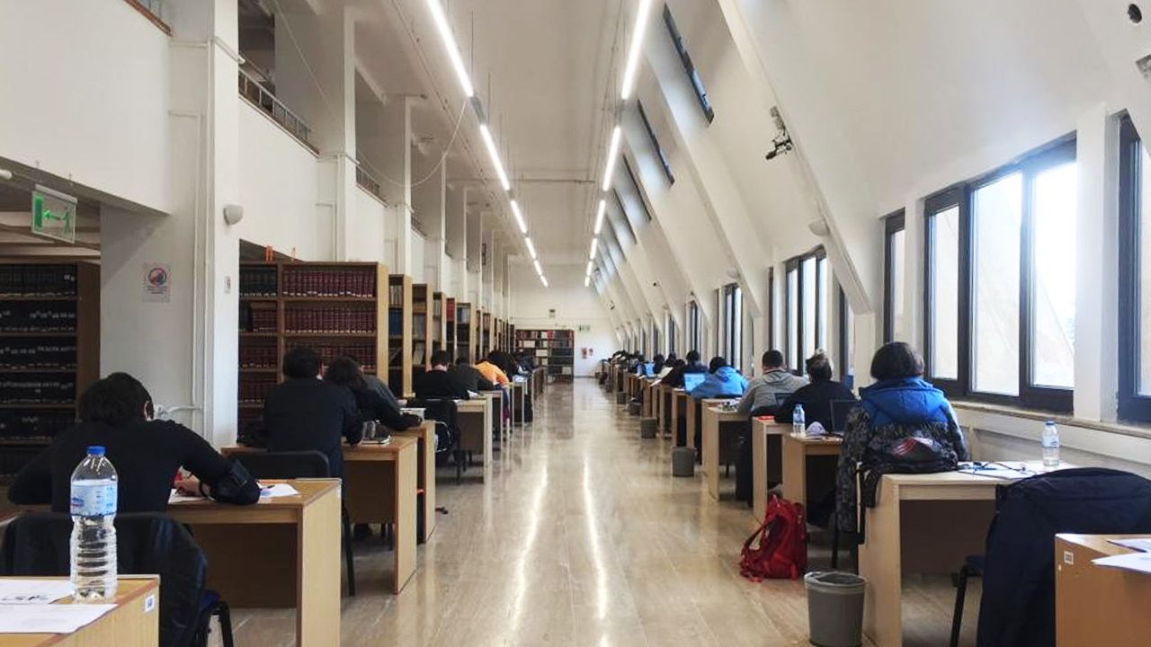 Kütüphanedeki sessiz ortam öğrenciler için cazipliğini koruyor