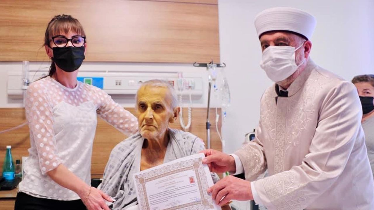 Ukrayna uyruklu 62 yaşındaki adam hastane odasında Müslüman oldu