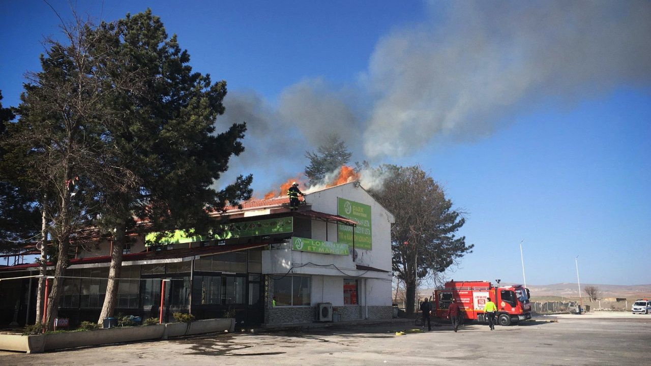 Restoranda çıkan yangında alevler çatıyı kullanılamaz hale getirdi