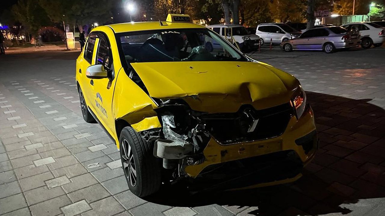 Otomobil ile ticari taksi çarpıştı, 3 kişi yaralandı