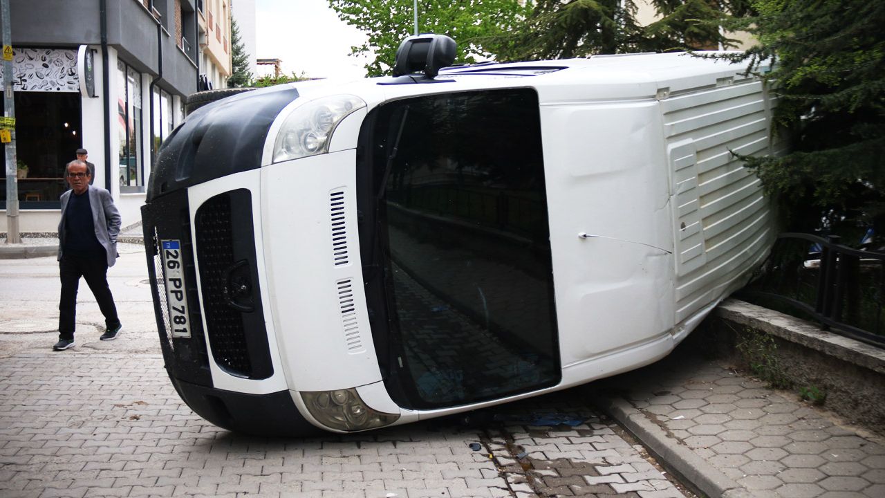 Yolcu minibüsünün çarptığı panelvan devrildi
