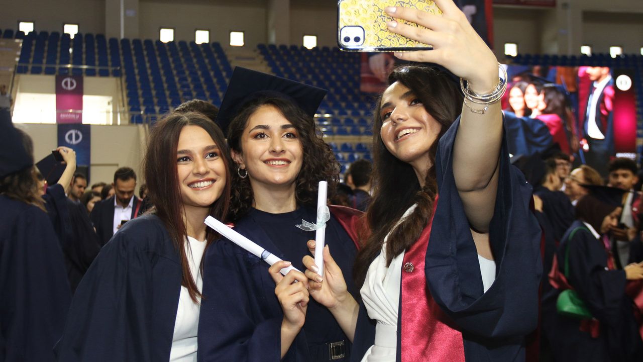 Anadolu Üniversitesi’nde mezuniyet sevinci