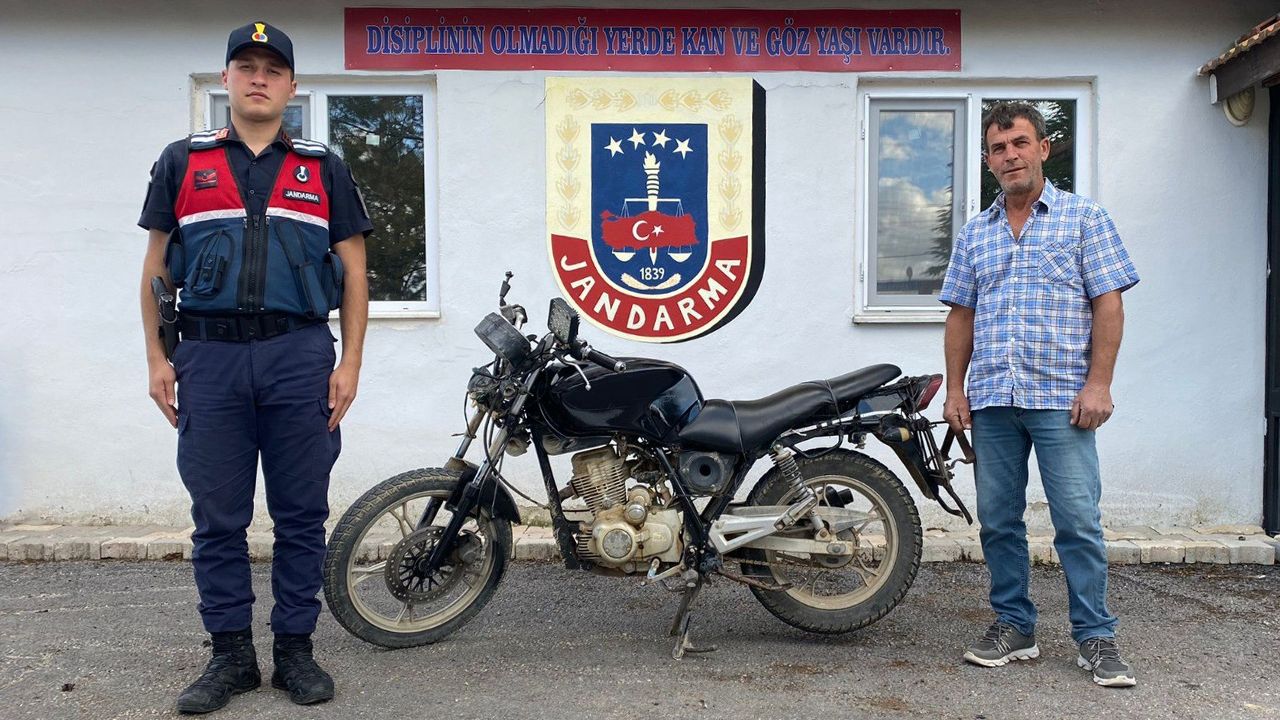 Çalıntı motosiklet jandarma ekiplerince bulunarak sahibine teslim edildi