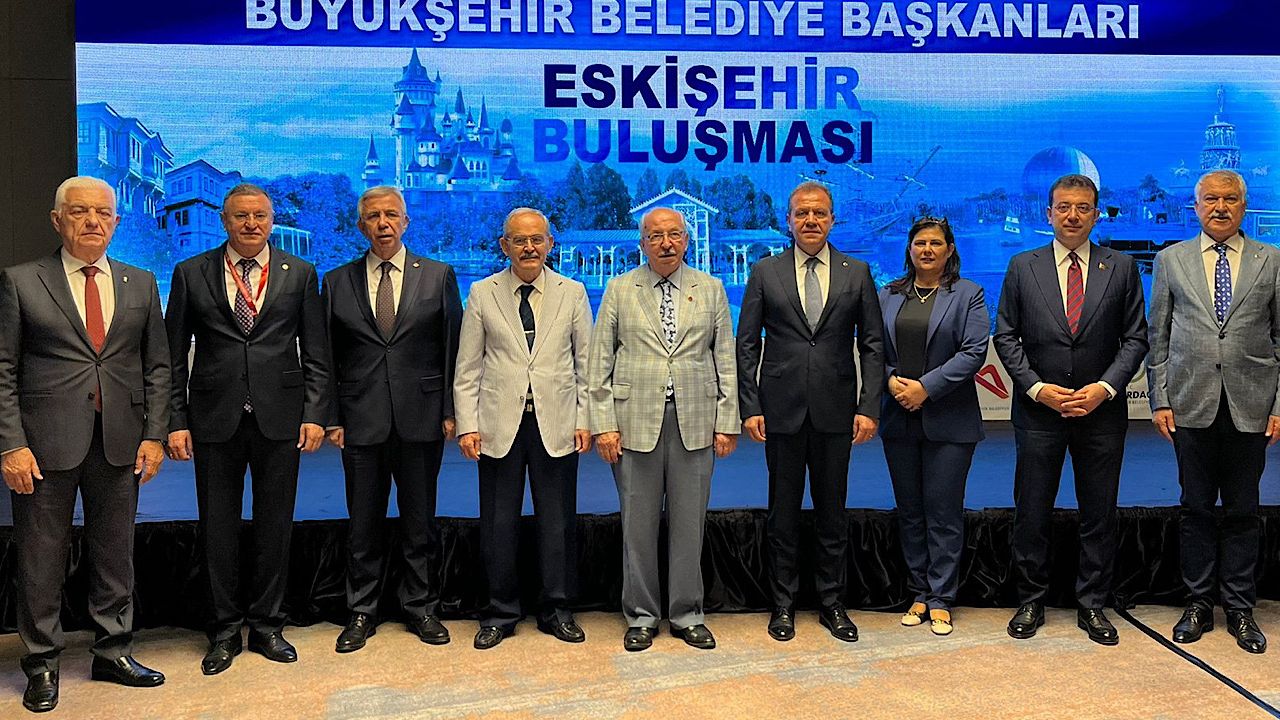 CHP’li büyükşehir belediye başkanları Eskişehir’de bir araya geldi
