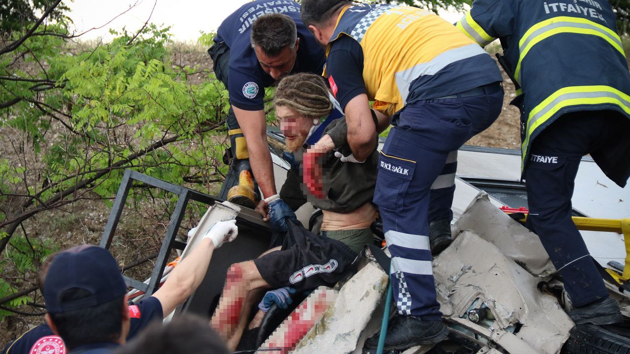 Eskişehir’de karavanla otomobil çarpıştı: 2’si Fransız 5 yaralı
