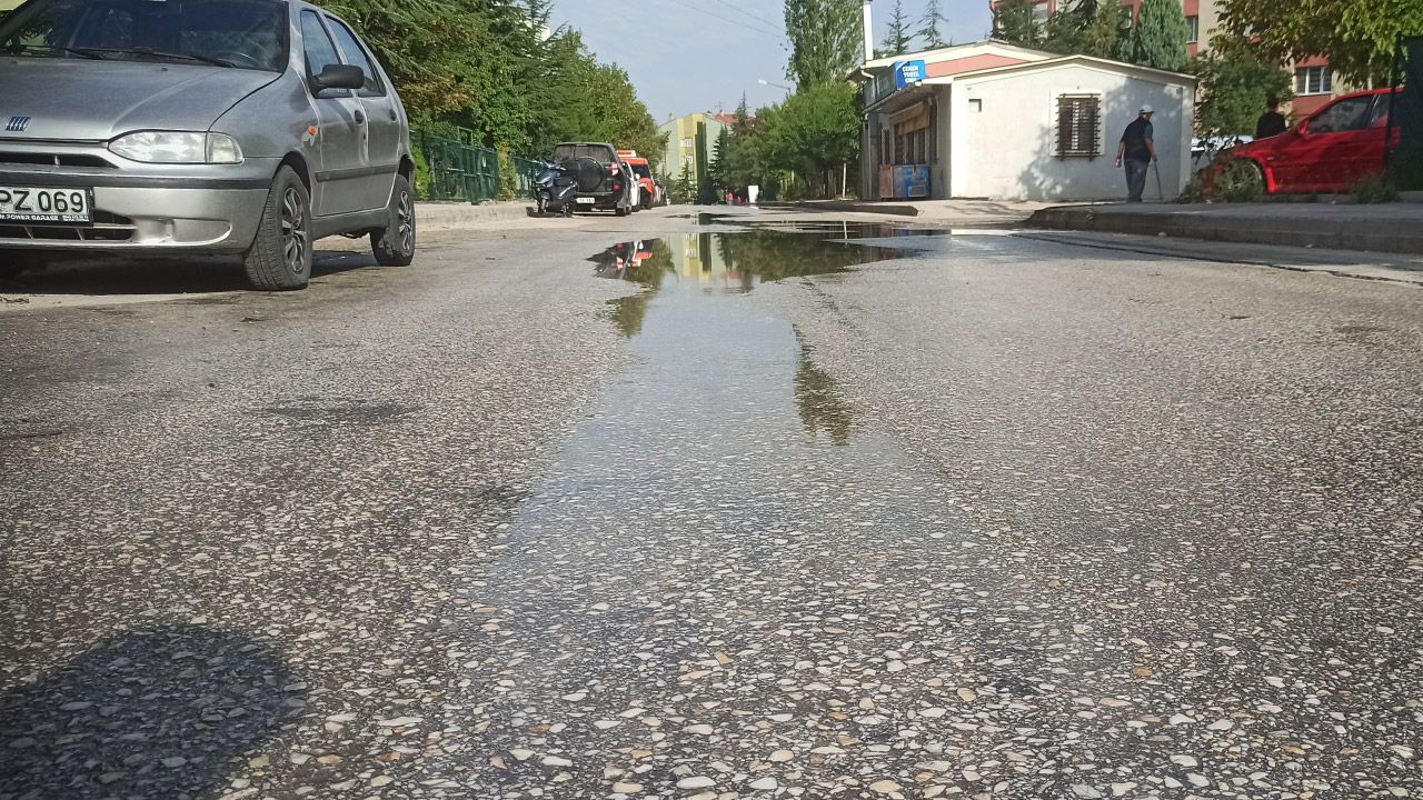 İki gündür sokağa sızan su boşa akıyor