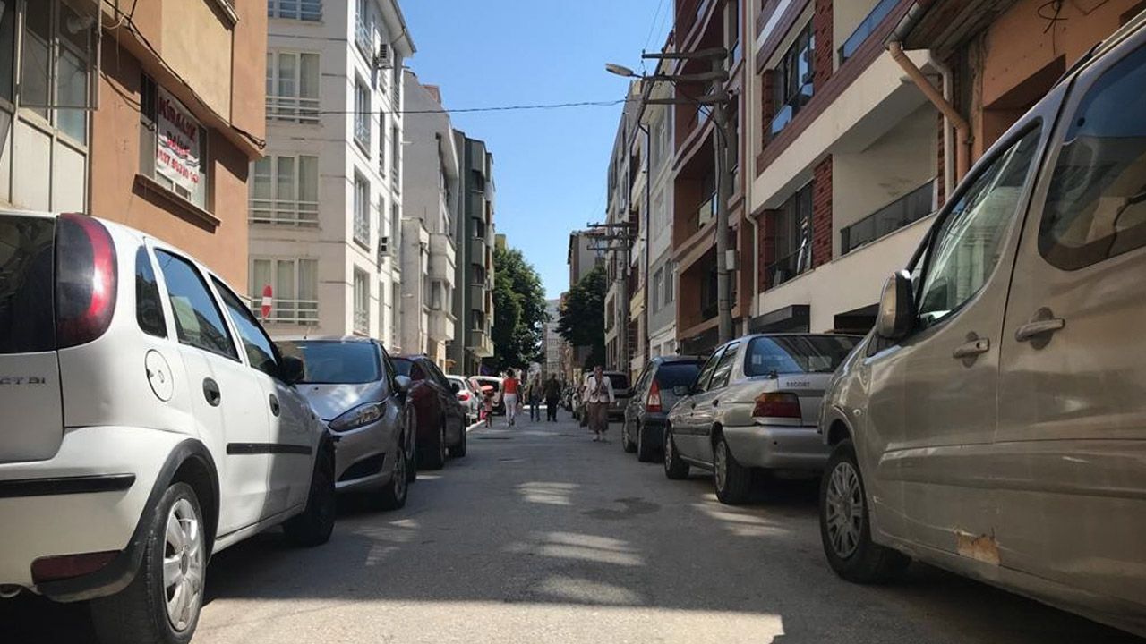 Ara sokaklar çift şerit park eden araçlara teslim
