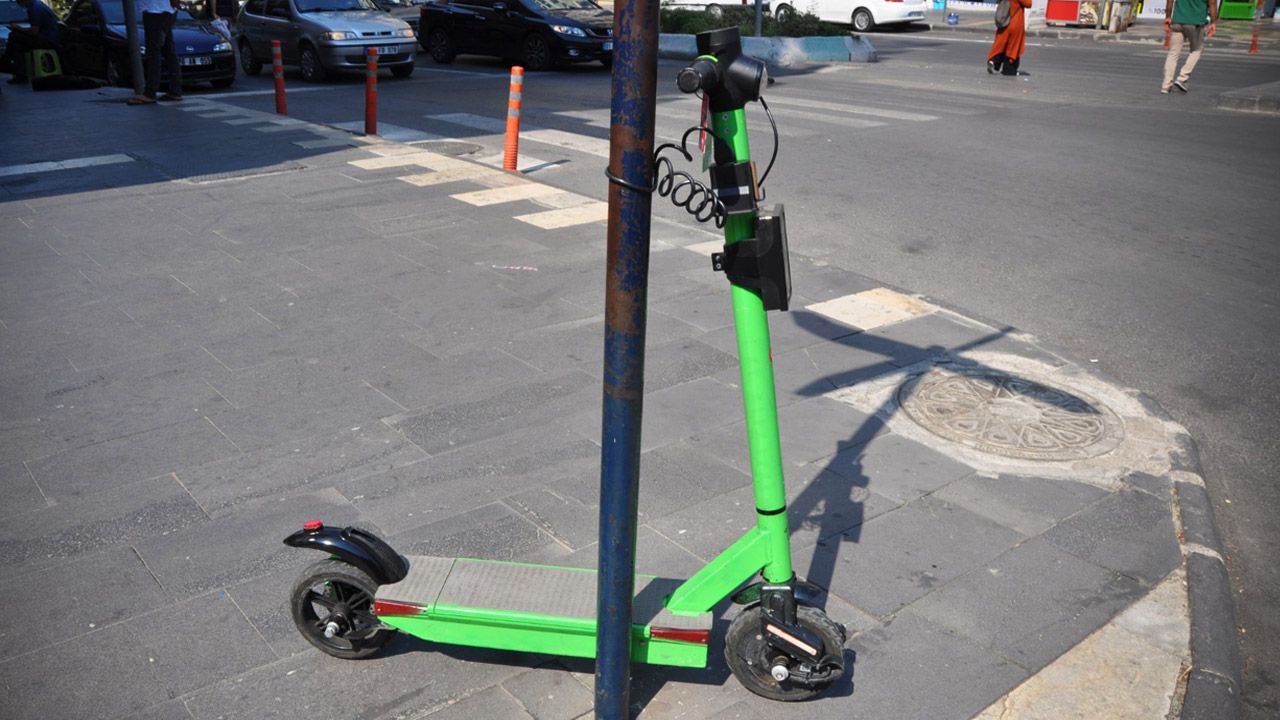Kaldırıma park edilen scooterlar yaya geçişini engelliyor