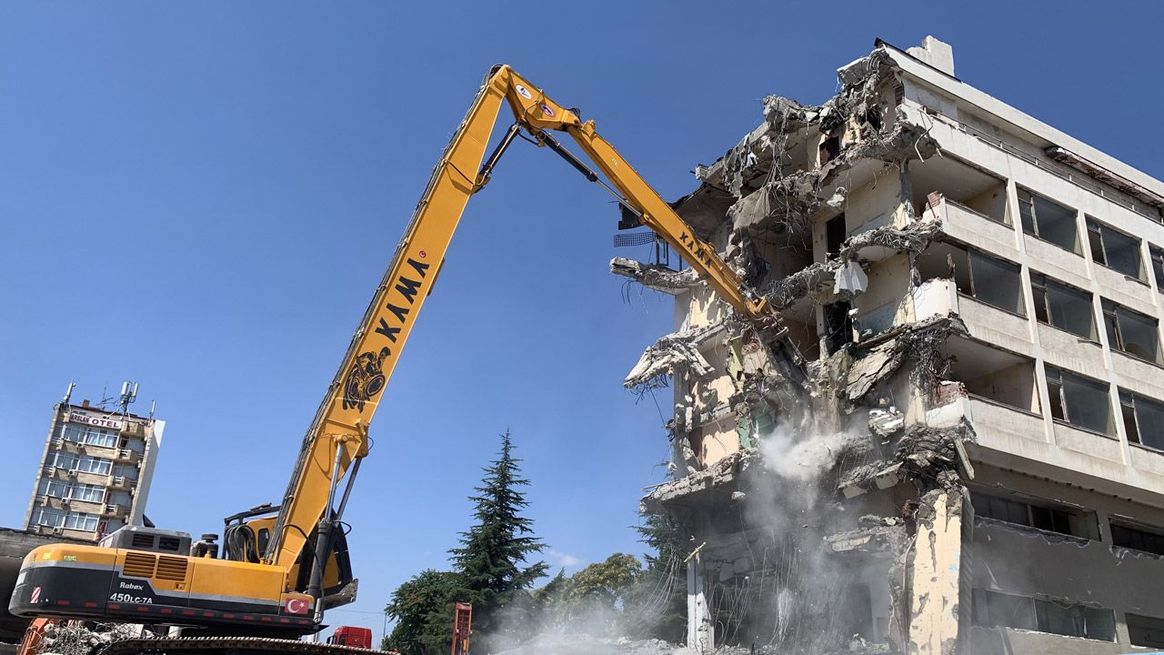 Tarihi otelin yıkımı sürüyor