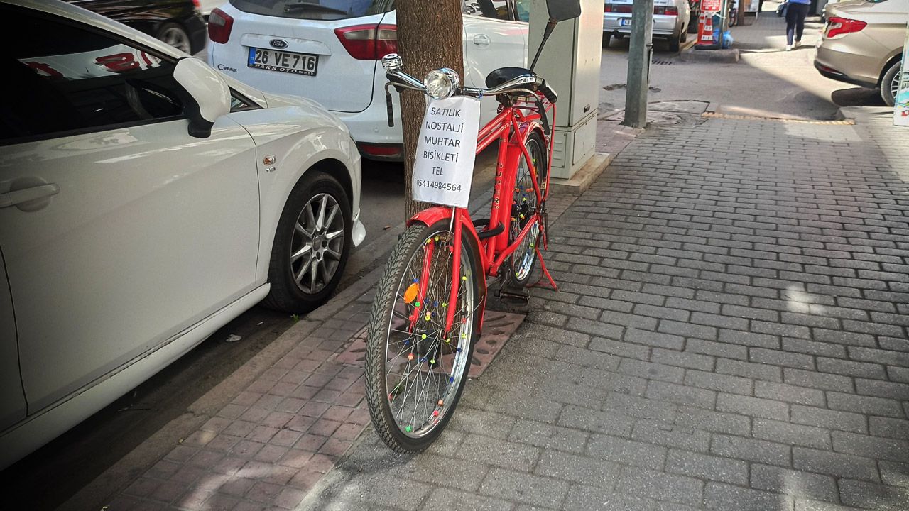 İlginç sıfatlar yazılı satılık bisikletler alıcısını bekliyor