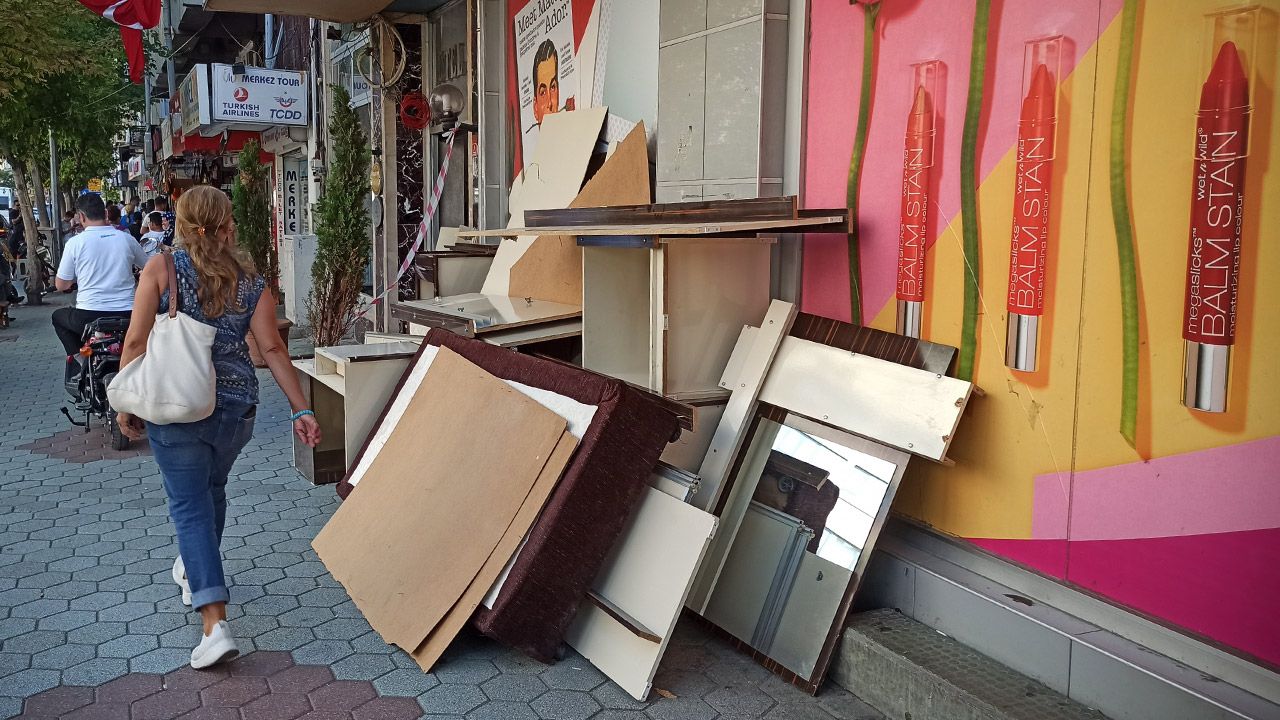 Şehrin göbeğinde kaldırıma mobilya yığıldı