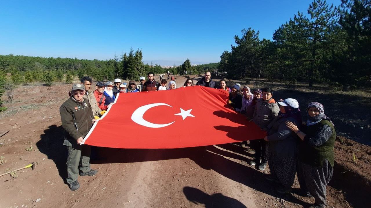 Türk bayrağına ulaşmak için 10 kilometre yürüdüler