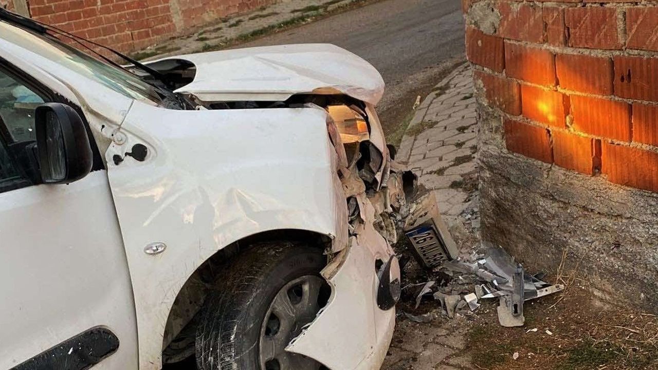 Duvara çarpan aracın 21 yaşındaki sürücüsü hayatını kaybetti
