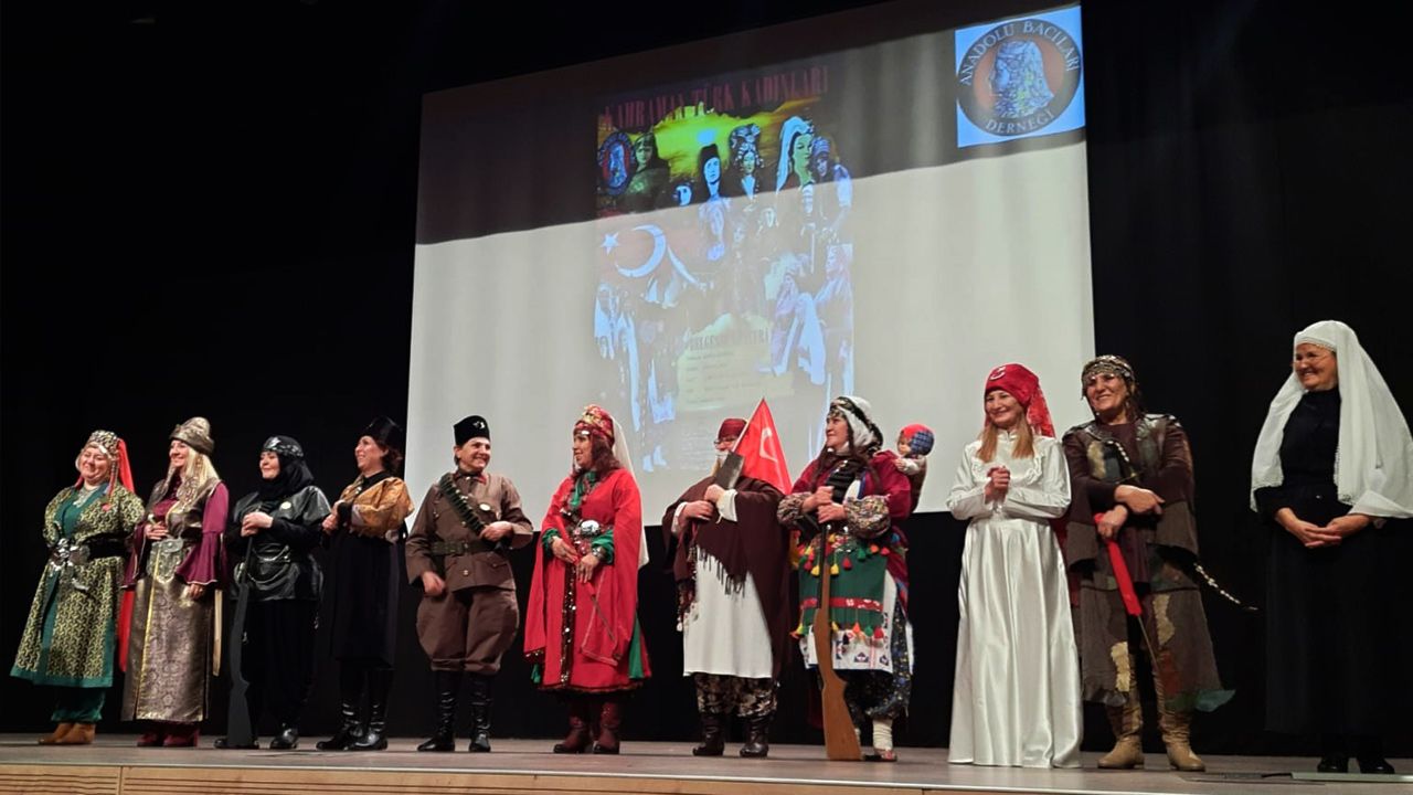 ‘Kahraman Türk Kadınları’ gösterisi izleyiciyle buluşmaya devam ediyor