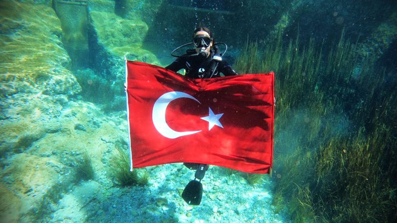 Suyun altında açılan Türk Bayrağı hayran bıraktı