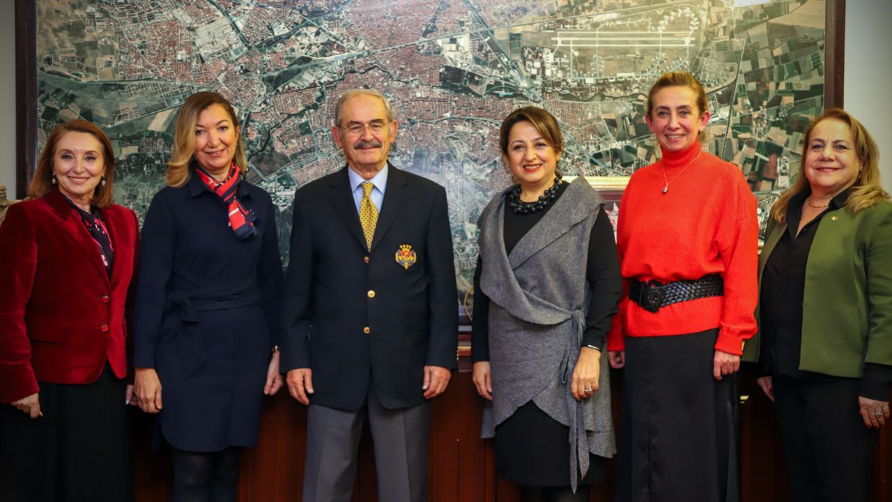CHP’li kadın meclis üyeleri Büyükerşen’i ziyaret etti