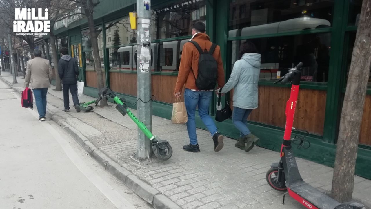 Özensizce park edilen scooterlar geçişi engelliyor