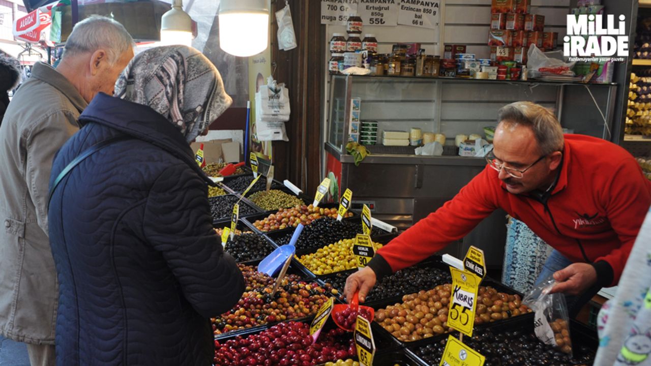 Alışveriş yapan vatandaşlar zeytine hücum etti