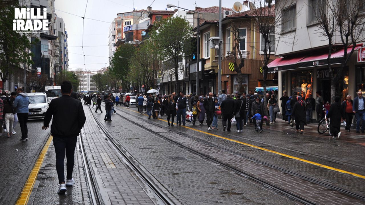 Eskişehir'de vatandaşlar yağmura hazırlıksız yakalandı