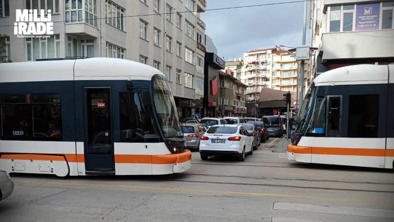 Duyarsız sürücüler tramvay geçişlerine engel oldu