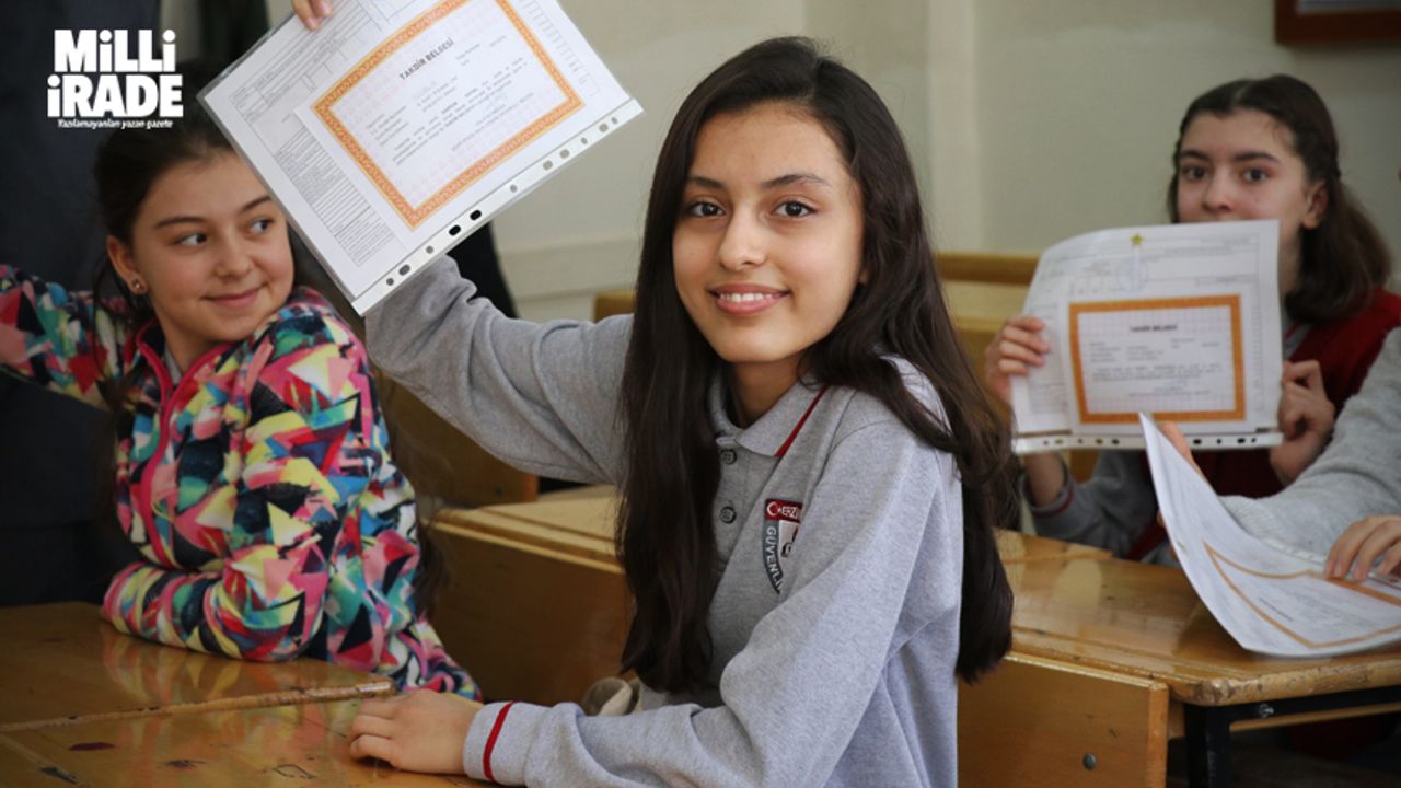 Eskişehir’de 178 bin öğrenci karne heyecanı yaşadı