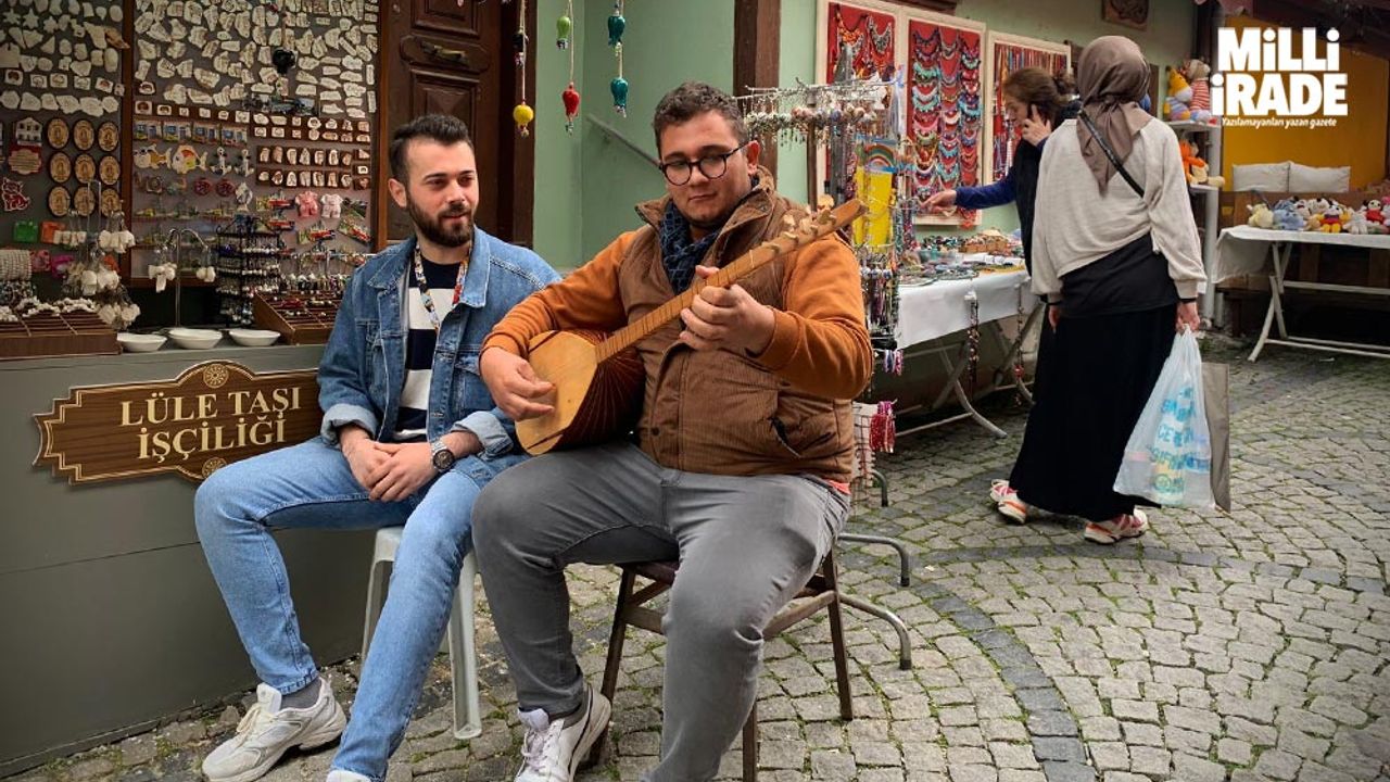 Odunpazarı'na gelen turistleri türkü söyleyerek karşılıyor