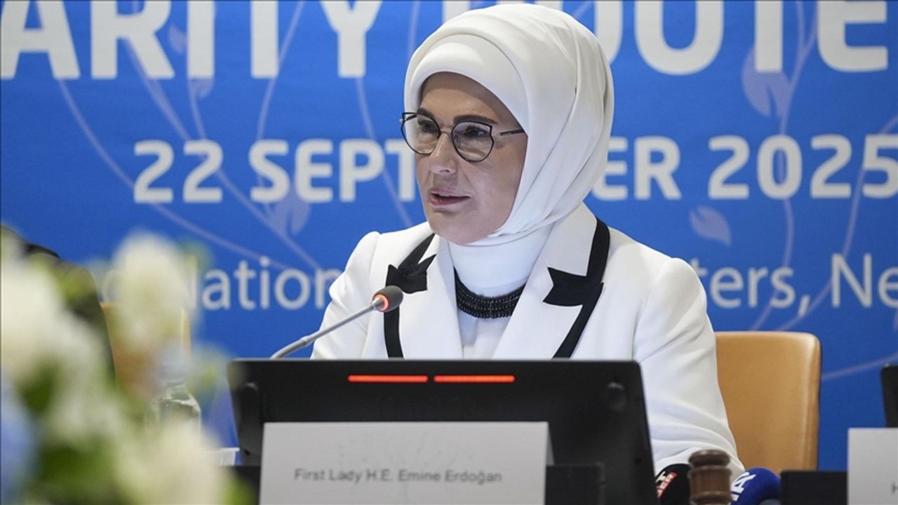 Emine Erdoğan: "Türkiye barışın aileden geçtiğine inanıyor."