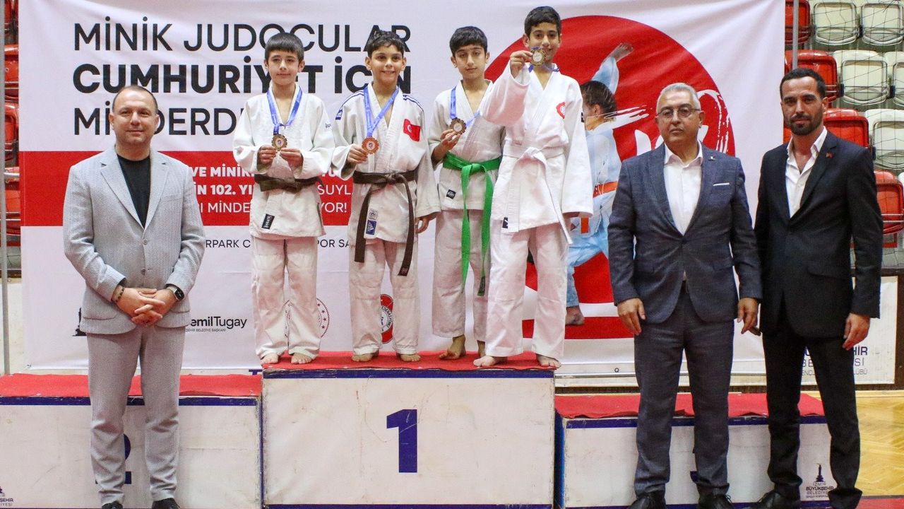 Minik sporcular Cumhuriyet için ter döktü