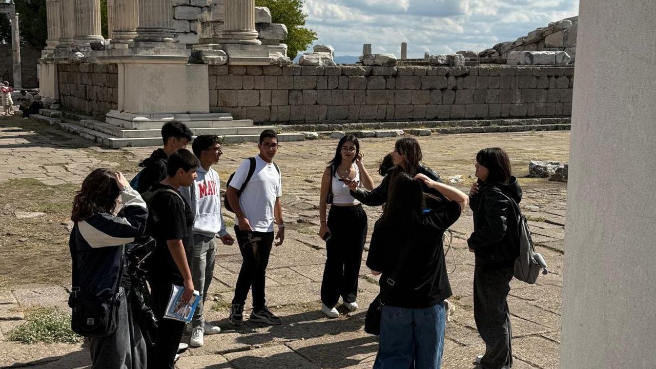 Öğrenciler İngilizce pratiğini Pergamon Antik Kenti’nde yaptı
