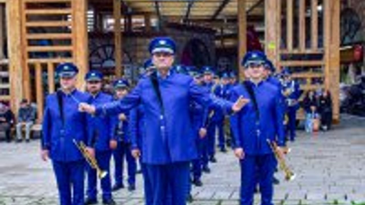 Büyükşehir Bandosu’ndan Hanlar Bölgesi’nde mini konser