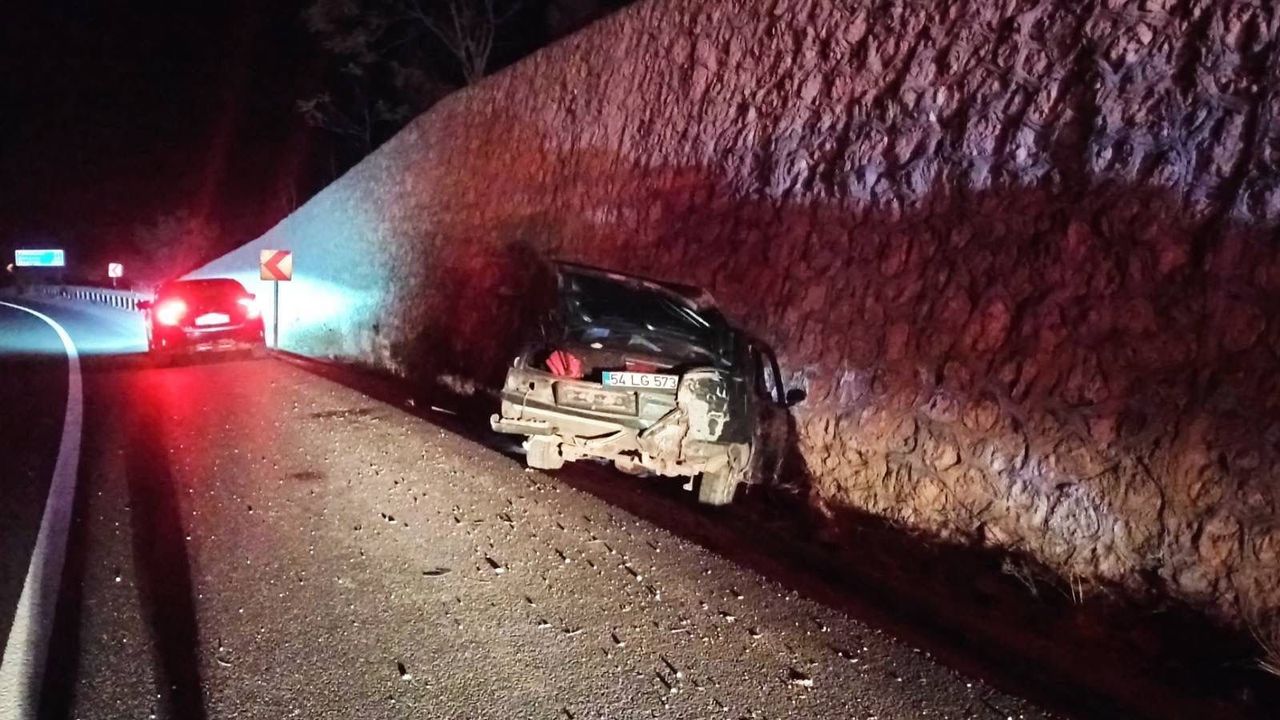 Kontrolden çıkan otomobil istinat duvarına çarptı